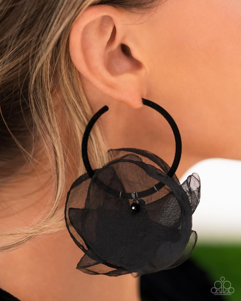 Passionate promenade – black