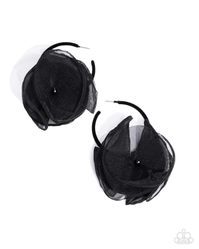 Passionate promenade – black