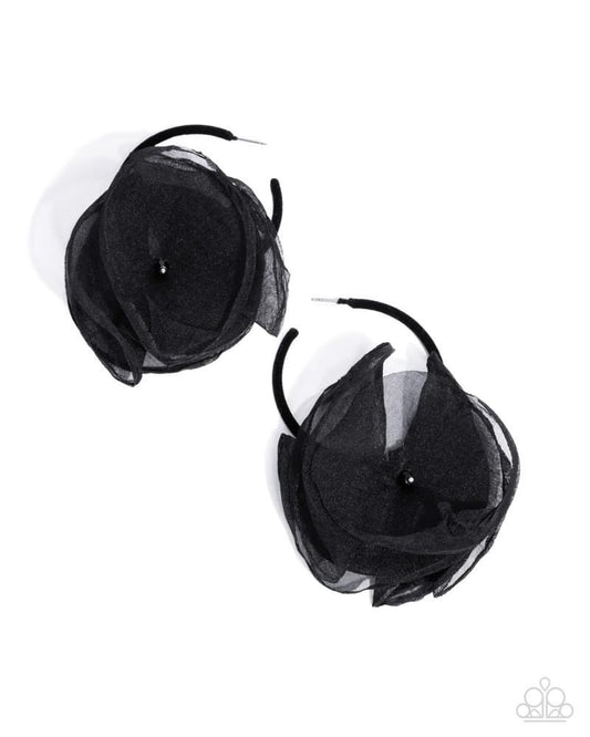 Passionate promenade – black